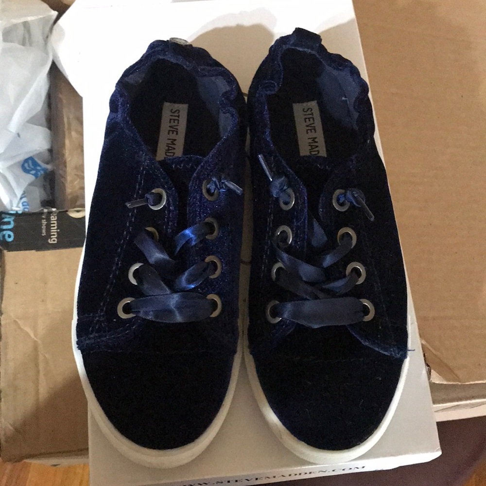 Steve Madden Velvet Sneaker